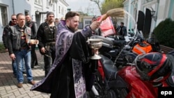 Blagoslov "Noćnih vukova" pred vožnju od Moskve do Berlina, april 2016.