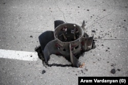 Egy becsapódás nyomai Sztepanakertben.