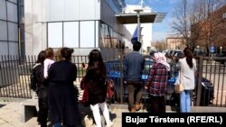 Familjarët e shtetasve të dëbuar turq duke protestuar para Qeverisë