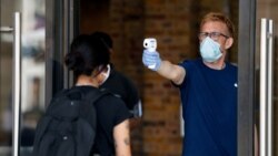 Мерење телесна температура при влез во продавнива на "Епл" во Лондон