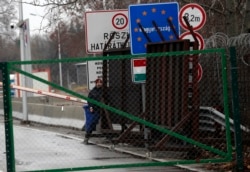 Orbanova vlada, međutim, smatra da ovi ljudi nisu nezakonito zadržani, jer mogu slobodno da se vrate u Srbiju (forografija sa prelaza Horgoš 2)