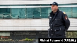 Policajac ispred Parlamentarne skupštine Bosne i Hercegovine, Sarajevo (fotoarhiv)