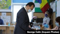 Alegerile parlamentare din 2020 au avut loc în ciuda pandemiei de Covid. PSD obținea cele mai multe procente. Conducerea viitorului guvern PNL - USR era asumată de noul președinte PNL, Florin Cîțu, care îl înlocuise pe Ludovic Orban. Foto: Ludovic Orban, 27 septembrie 2020.