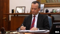 Претседателот на Собранието Трајко Вељаноски го потпиша Решението за распишување избор на претседател на Република Македонија.