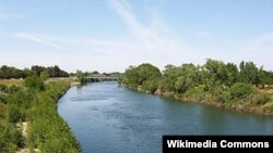 Река "American River" в штате Калифорния. Иллюстрация.