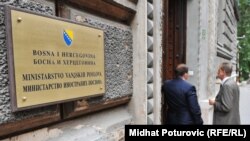 Bh. diplomatska služba nije organizovana kao jedan profesionalni aparat, ističe Hasić