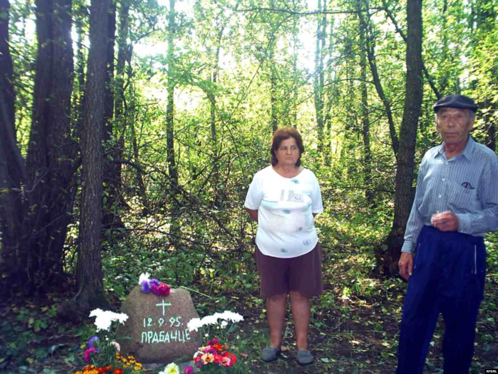 Семья Соловей на месте падения воздушного шара в Березовском районе Брестской области. Фото: svaboda.org