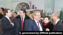 Bogoljub Karić (levo), predsednik Gradskog izvršnog odbora Minska Uladzimir Shorats i Dragomir Karić na otvaranju Tržnog centra Dana Mall u Minsku (27. januar 2017)
