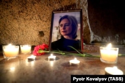 Cvijeće i svijeće na obilježavanju 13-te godišnjice od ubistva novinarke Ane Politkovskaje u Sankt Peterburgu 7. oktobar 2019.