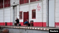 Radnik ispred tvornice "Dita"