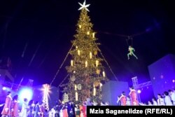 იტალიური ნაძვის ხე რესპუბლიკის მოედანზე