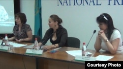 Гештальтпсихолог Надежда Шерьязданова (в середине) дает пресс-конференцию в Алматы о положении психологов в Казахстане. Алматы, 9 июля 2013 года.