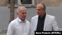 Duško Bakrać sa advokatom Lutovcem ispred suda, 6. septembar 2012.