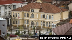 Belgzim Kamberi, iz Komisije za ljudska prava u Preševu, ocenjuje da su ova dešavanja više simptom propadanja i degradacije albanskih političkih partija u Preševskoj dolini. Fotografija: Zgrada Opštne Preševo, arhiva