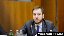 Nikola Burazer je naveo za RSE da je sam ulazak Vulina u Vladu poruka da će se nastaviti sa politikom balansiranja.