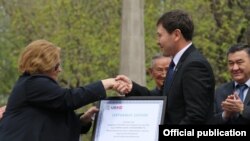 Посол США в КР Шейла Гуолтни и замминистра культуры КР Фархат Бекманбетов на церемонии вручения сертификата, 21 апреля 2017 г.