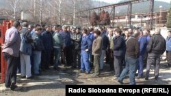 Работници во кичевската фабрика за производство на челични далекуводи, подружница на ЕМО од Охрид