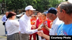 Градоначалникот на Скопје, Коце Трајановски дели шишиња вода за заштита на граѓаните од топлотниот бран.