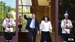 Президентът Румен Радев и вицепрезидентът Илияна Йотова излизат от президентството, за да подкрепят протестиращите, събрали се в първия ден на протести на 9 юли 2020 г. Часове по-рано прокуратурата и полицията са влезли в президентството, за да извършат претърсване. Това е вторият мотив за началото на протестите след случая с Христо Иванов в Росенец.