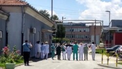 Deo lekara i medicinskog osobra kod bolnice u Novom Pazaru okrenuli su leđa premijerki Srbije Ani Brnabić i ministru zdravlja Zlatiboru Lončaru, koji su posetili bolnicu u tom gradu. 30. jun 2020.