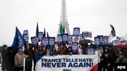 Članovi nevladine organizacije AVAAZ sa transparentom "Francuska kaže mržnji: Nikada više"