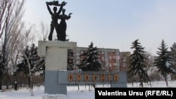 „Deputații aceștia care de-amu au fost în Parlament să-și dea demisia, ca să vină alții, poate cu alții care vor veni sperăm să fie mai ușor de trăit.”