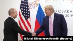 არქივის ფოტო: ვლადიმირ პუტინი (მარცხნივ) და დონალდ ტრამპი. 2019 წელი