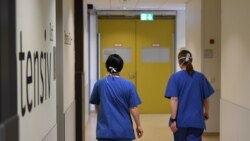 Dvoje lekara tokom smene na intezivnoj nezi gde pomažu inficiranima korona virusom u bolnici u Ulmu, na jugu Nemačke.