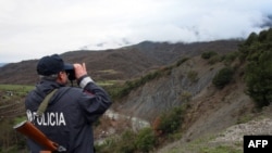 Granicama se nerijetko bave i više ili manje dobronamjerni stranci