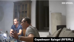 U videu, Strache i njegov partijski kolega Johann Gudenus govore neimenovanoj ženi da može očekivati unosne građevinske ugovore ako kupi jednu austrijsku novinu i podrži Slobodarsku stranku