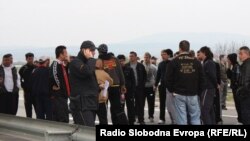 Револтирани граѓани ја блокираа Обиколницата кај Скопје во знак на протест откако петмина млади момчиња беа убиени во близина на Смилковското Езеро.