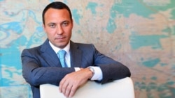 Izjava Aleksandra Udodova da je oženjen Mišustinovom sestrom usledila je ubrzo pošto su medijski izveštaji, koji su pokazali da joj je dao skupu zemlju, pokrenuli pitanja o potencijalnim neprikladnostima.