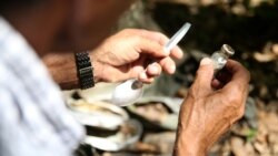 Лажица и шишенце за лек што Нукиќ ги пронајде во шумата кои веројатно им припаѓалe на жртвите на масакрот.