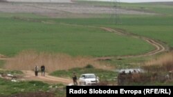 Полицијата врши увид на местото каде што беа убиени пет момчиња во близина на Смилковското Езеро кај Скопје. МВР соопшти дека убиството е дело на исламистички терористи.