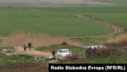 Полицијата врши увид на местото каде што беа убиени пет момчиња во близина на Смилковското Езеро кај Скопје.