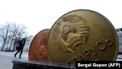 Скульптурная кампазыцыя каля Міністэрства падаткаў і збораў Беларусі. Архіўнае фота