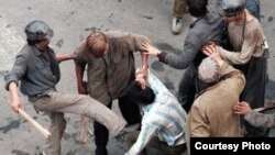 Bărbat bătut de minerii veniți în București.