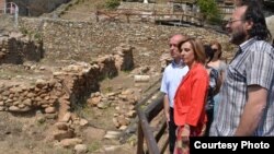 Министерката за култура Елизабета Канческа-Милевска, градоначалникот на општина Битола Владимир Талески и директорот на Управата за заштита на културното наследство, Виктор Лилчиќ во посета на локалитетот Хераклеја на 23 август 2013 година.
