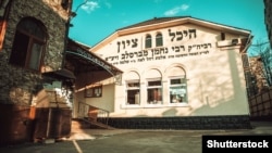 În această clădire din Uman se află piatra de mormânt a rabinului Nachman, cel mai venerat loc de pelerinaj evreiesc din Europa.