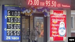 Женщина на выходе из обменного пункта. Москва, 17 декабря 2014 года.