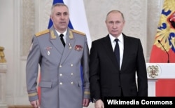 General Rustam Muradov (levo) s ruskim predsednikom Vladimirom Putinom. (arhivska fotografija)