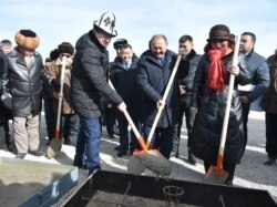 Мухаммедкалый Абылгазиев, посол КНР в Кыргызстане Ду Дэвень и предприниматель Эмилбек Абдыкадыров.