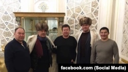 Люди, сфотографировавшиеся с Салимбаем Абдувалиевым. Фото взято со страницы Балбака Тулебаева в Facebook'е.