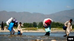 په ۲۰۰۸ کې خلک له سواته د کډه کېدو په حال کې