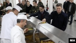 Претседателот Ѓорге Иванов, министерот за одбрана Фатмир Бесими и началникот на Генералштабот Горанчо Котески