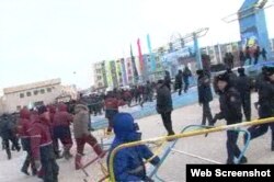 Полицейские и люди в рабочих спецовках на площади в Жанаозене. 16 декабря 2011 года. Скриншот с сайта Стан.кз.