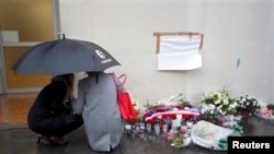 Cvijeće ispred zgrade nekadašnjeg uredništva lista "Charlie Hebdo", 7. siječnja 2016.
