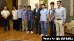 Mladi matematičari sa predsednikom Tomislavom Nikolićem