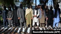 Navodni talibanski borci i drugi militanti stoje vezanih ruku dok ih predstavljaju medijima u štabu policije u Džalalabadu, istočni Afganistan, početkom 2018.