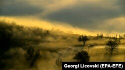 Veturat duke lëvizur nëpër mjegull të dendur dhe ajrit të ndotur në Shkup. 14 dhjetor, 2017